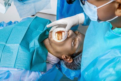 Turkijoje, jei tik yra poreikis, ištraukti visus dantis ir įsukti implantus tetrunka penkias dienas