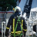 Gausios ugniagesių pajėgos išskubėjo į Klaipėdos rajoną – užsiliepsnojo didžiulis ūkinis pastatas su gyvuliais 