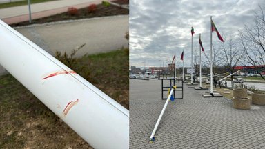 Mažeikiuose vandalai nuvertė stiebus su Ukrainos vėliavomis