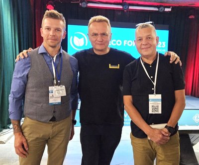Lvive vykusiame „Eco forume“ – miesto meras Andriy Sadovyi (centre), bendrovės „Hidroterra“ direktorius Darius Kalesnykas (kairėje) ir Jurgis Valiūnas, „Hidroterra“ Aplinkos inžinerijos padalinio vadovas.