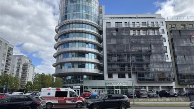 В Вильнюсе мужчина пытался выпрыгнуть с шестого этажа