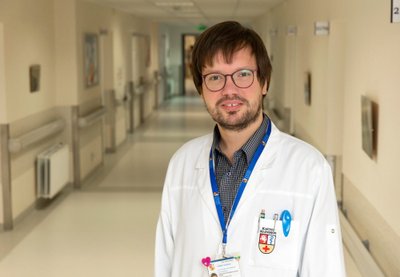 Daktaras Domas Vaitiekus, Kauno klinikų Onkologijos ir hematologijos klinikos Kamieninių kraujodaros ląstelių transplantacijos sektoriaus vadovas.