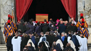Popiežiaus Pranciškaus palaikai perkelti į Šv. Petro baziliką