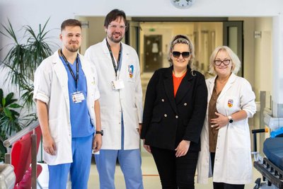 Kauno klinikų pacientė Ieva su ją gydžiusiais medikais